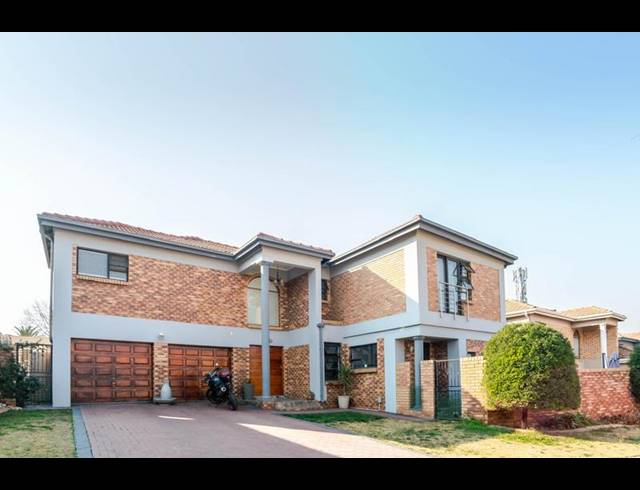 4 BEDROOM HOUSE FOR SALE IN VAN RIEBEECK PARK